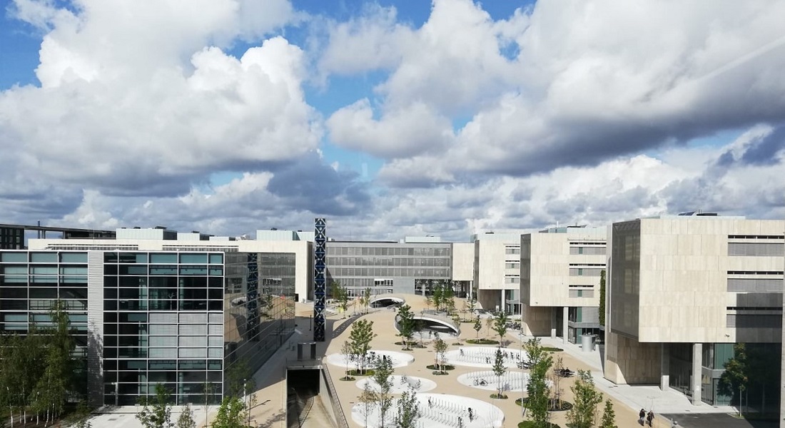 Solskin over Karen Blixens Plads